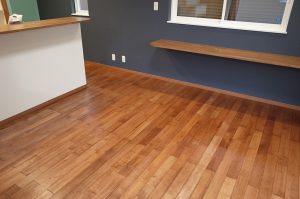 西南サクラ無垢フローリングに着色