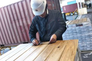 オーク複合フローリング NSシリーズ 入荷後の最終確認の様子