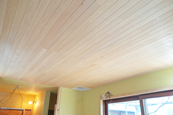 無垢パネルのアルダーを天井へ施工
