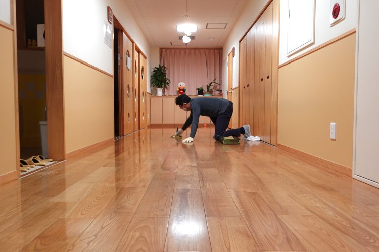 無垢フローリングのお手入れ方法｜毎日・月・年でわかる掃除とメンテ習慣