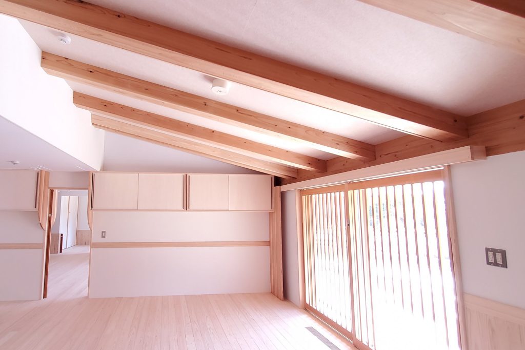 木の梁がある明るい室内。吸音パネルの施工例