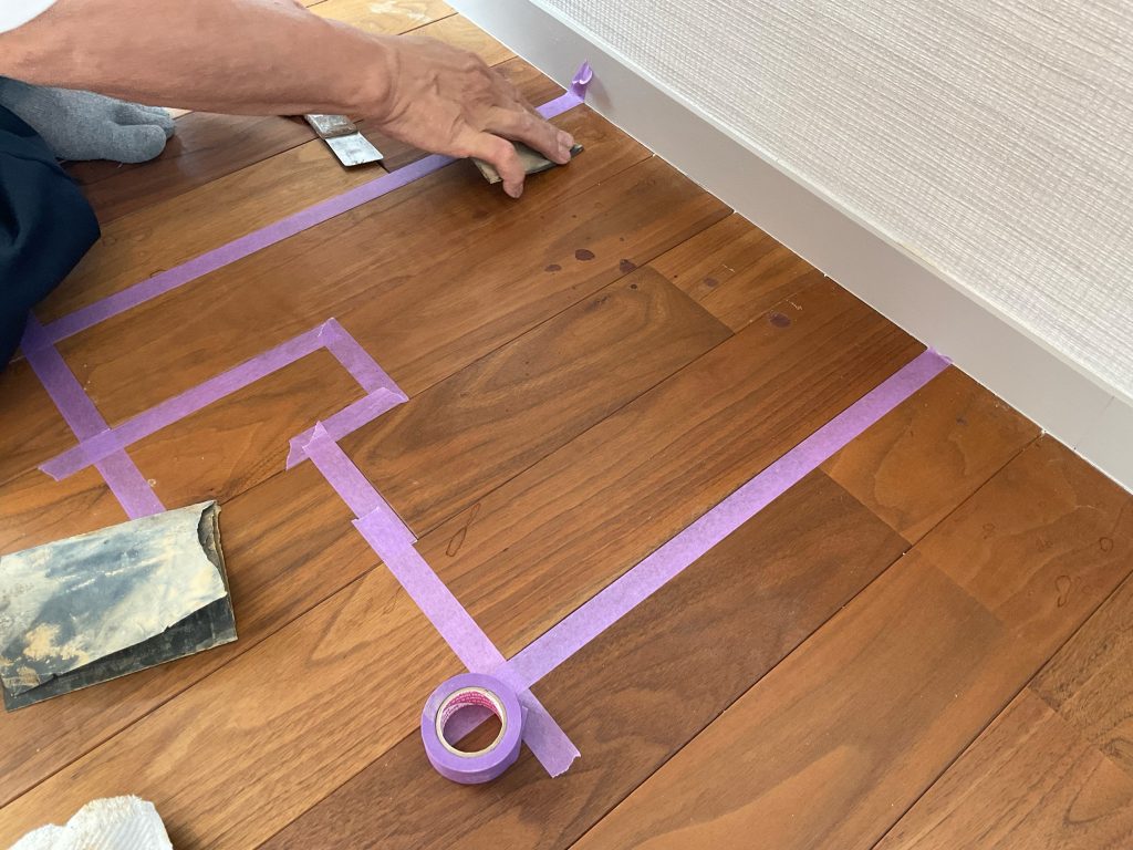 ヤスリ掛けした無垢フローリングへのオイル下塗り作業