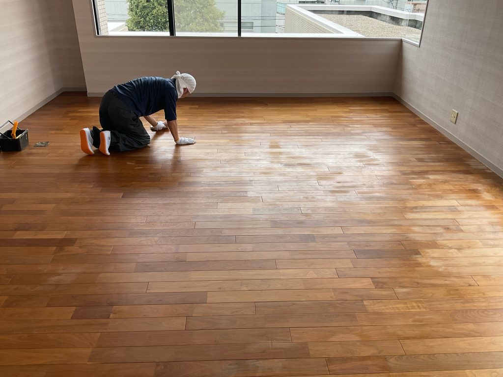 ブラックウォルナット無垢フローリングへのクランプオイル塗装作業