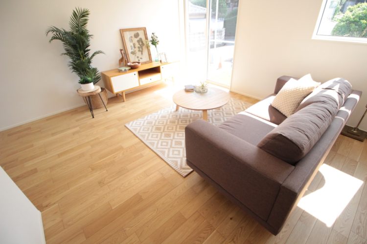 なぜ住宅の無垢フローリングは滑る？５つの対策と事例の紹介