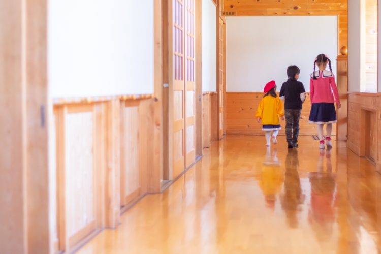 無垢床で子供が滑る問題を解決するための7つの対策