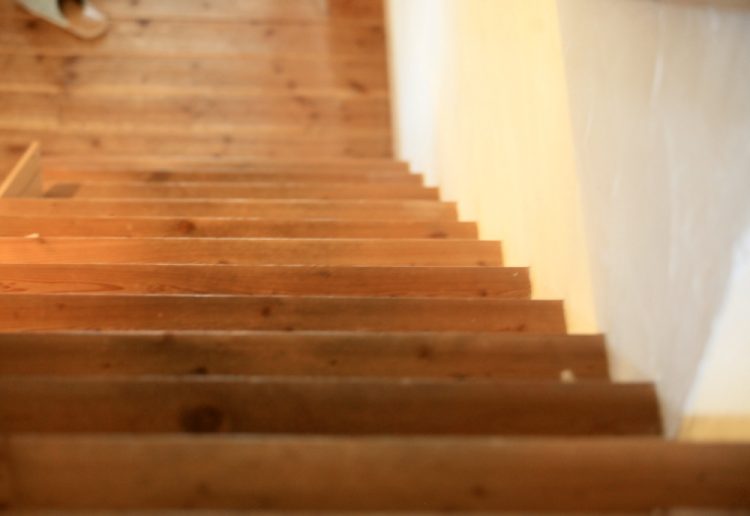 階段にグリップオイルを塗ると、滑り止め対策になるのか?