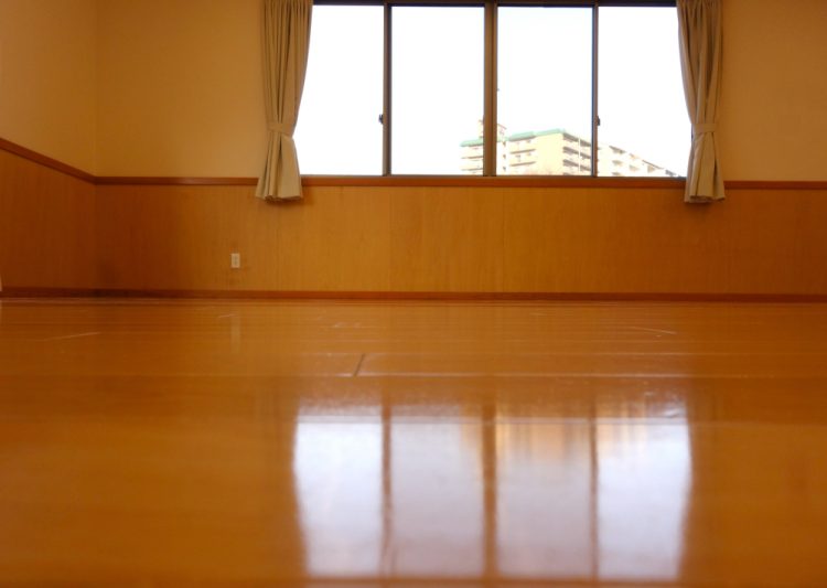 なぜ公民館の無垢フローリングは滑る?6つの対策と事例