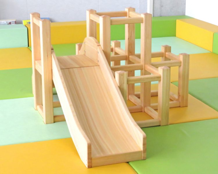 子どもたちが遊ぶ木製の滑り台〝滑りすぎる〟対策は?