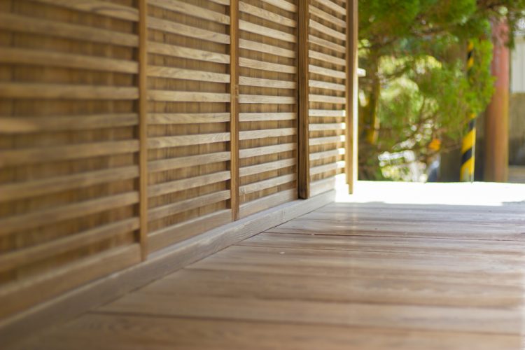 なぜ神社の無垢フローリングは滑る?6つの対策と事例