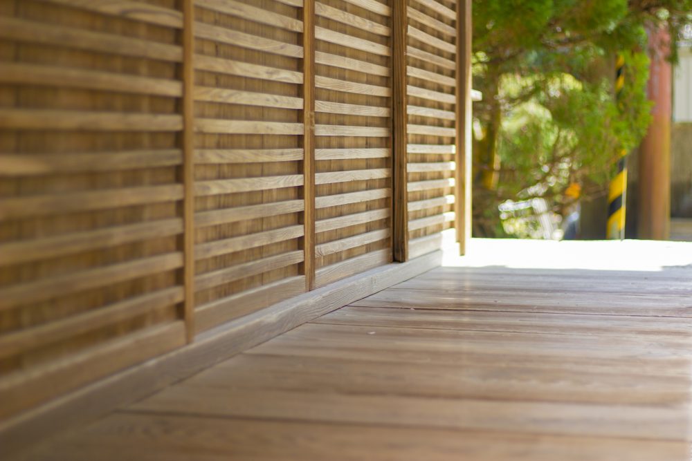 なぜ神社の無垢フローリングは滑る？6つの対策と事例