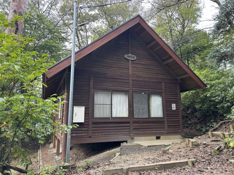 なぜキャンプロッジの無垢フローリングは滑る?6つの対策と事例