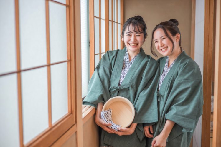 なぜ旅館の無垢フローリングは滑る?6つの対策と事例
