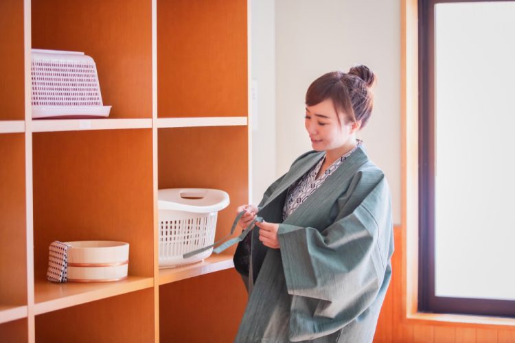 なぜ温泉の床材は滑る？危険な場所と4つの滑り止め対策