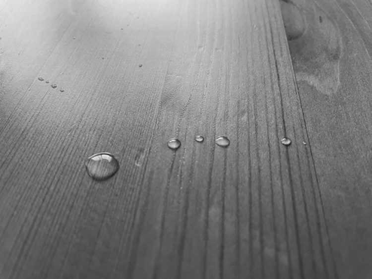 床の上で水滴が玉になって残る様子