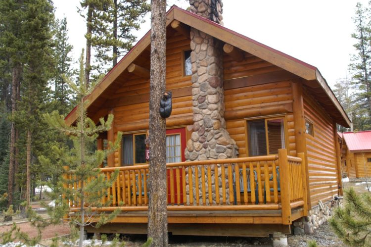 なぜログハウスの床材は滑る?効果的な4つの対策をご紹介