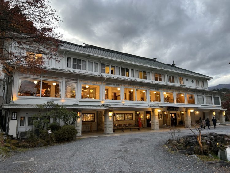 日光金谷ホテルの館内ツアーで魅せられた120年のナラ無垢床