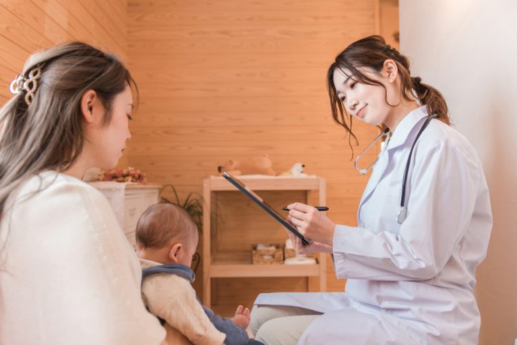 小児科病院の無垢フローリングが滑る原因と6つの対策｜子どもの転倒防止