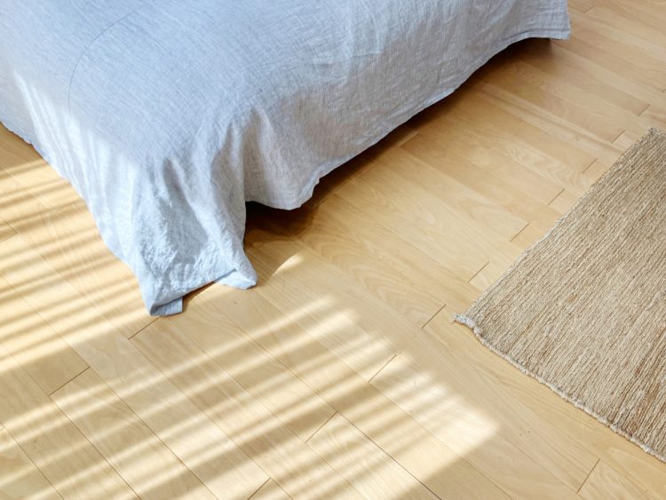 寝室の無垢床でベッドが滑る原因と4つの対策とは?