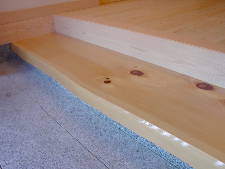 玄関の框が滑る原因と3つの滑り止め対策とは?