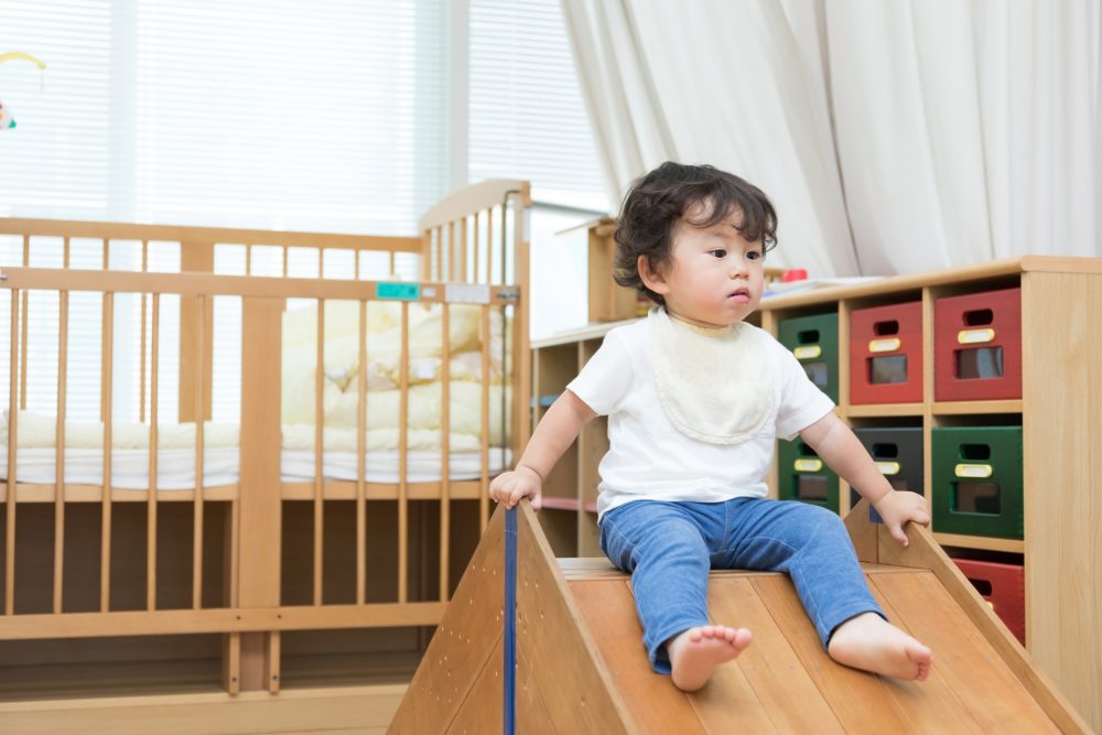 木製滑り台の「滑りすぎ」を解消する最適な滑り止め対策とは?