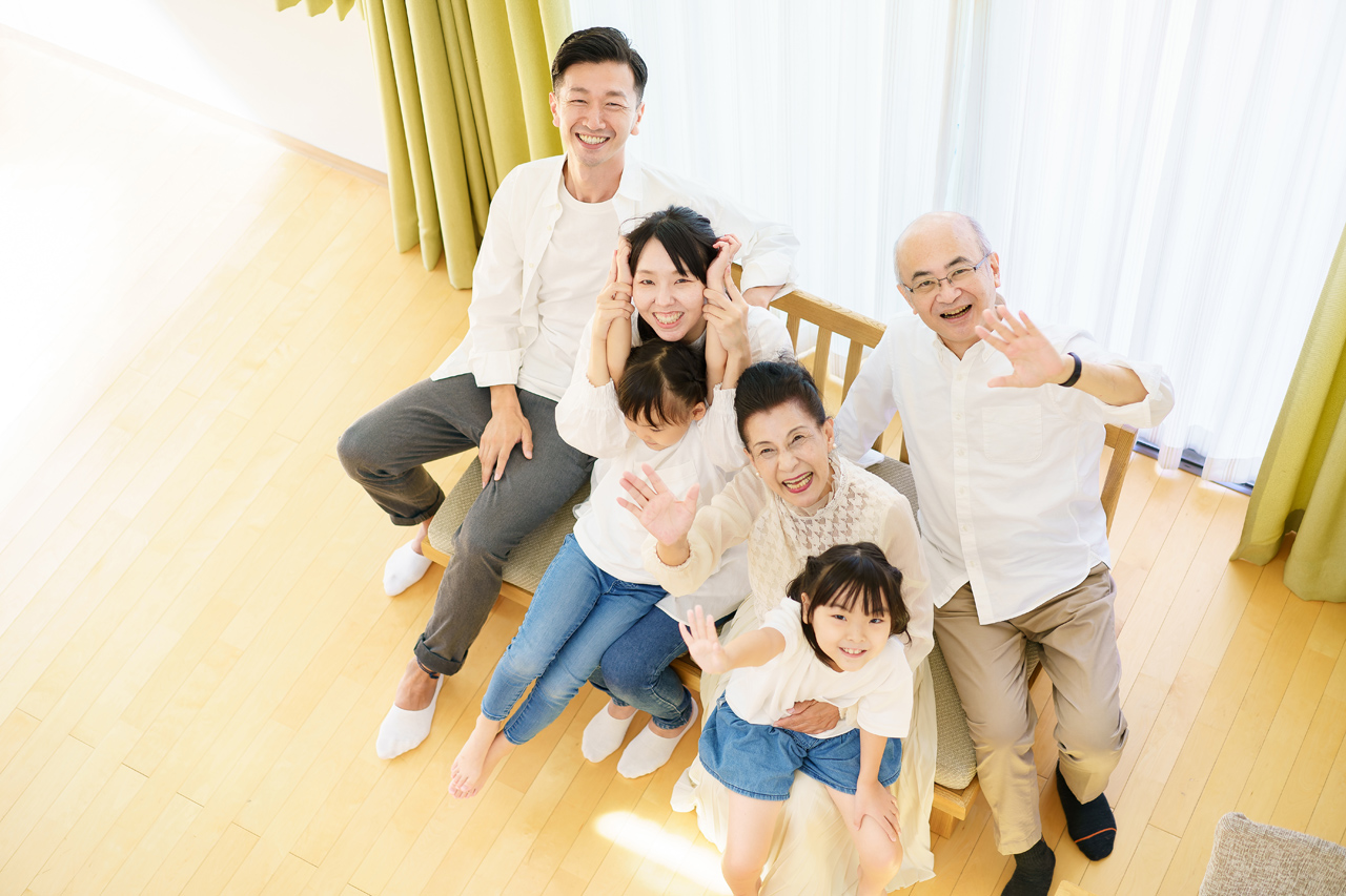 滑りにくいフローリングの選び方｜塗装と樹種で変わる床の安全性