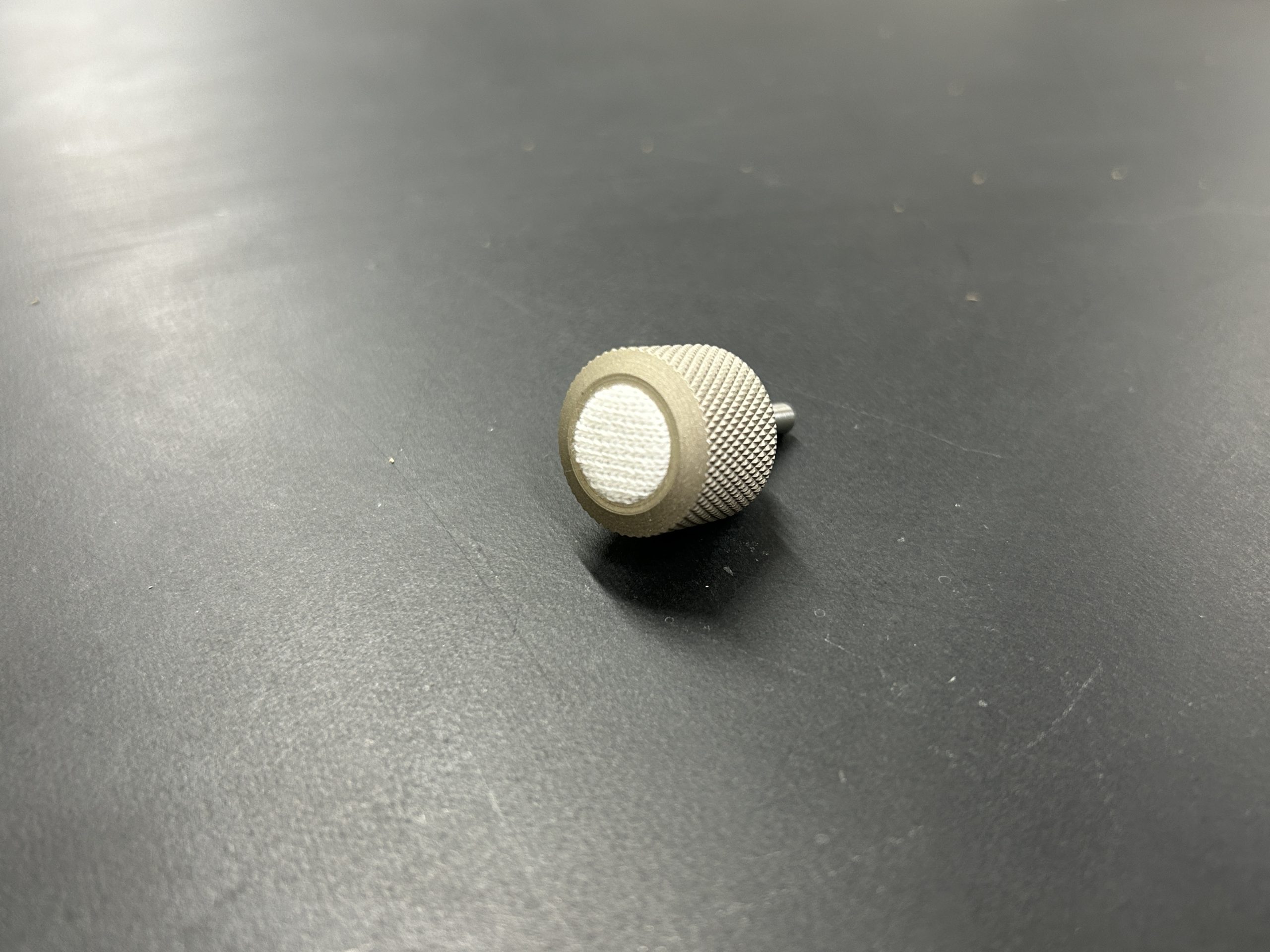 先端の接触面にポリエステル靴下を張った摩擦圧子0.8平方センチメートルの接写