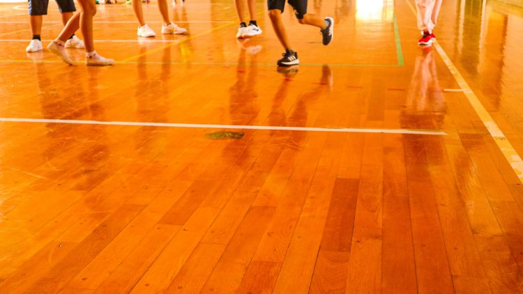 体育館・スポーツジムの床が滑る原因と対策｜床材と仕上げの選び方