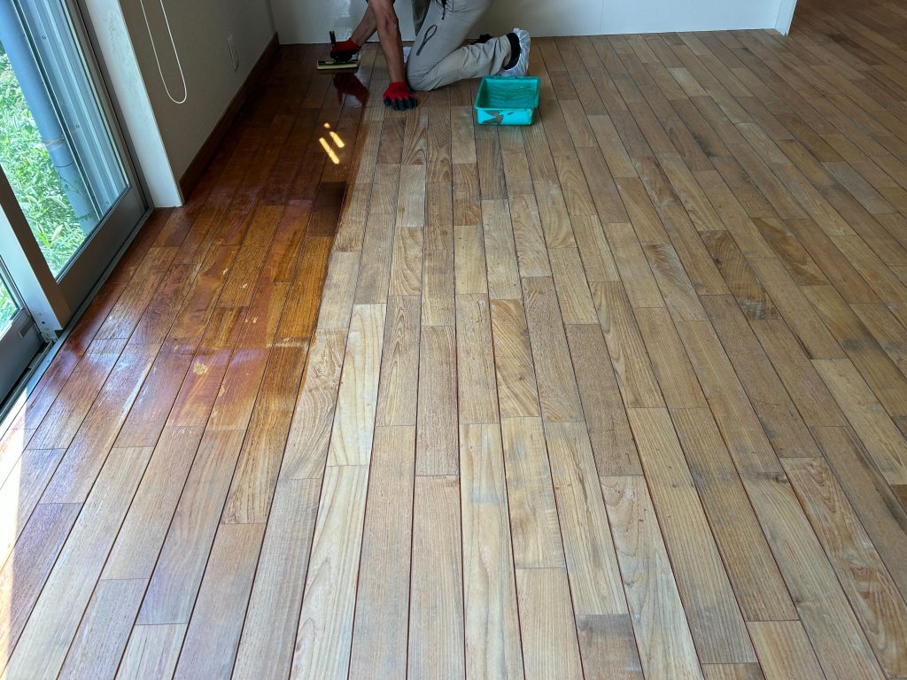 研磨して塗装し、つやが出た無垢フローリングの部屋