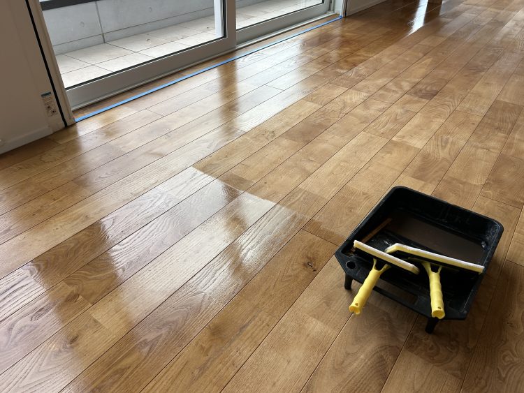 無垢フローリングにグリップオイルを出張塗装している現場